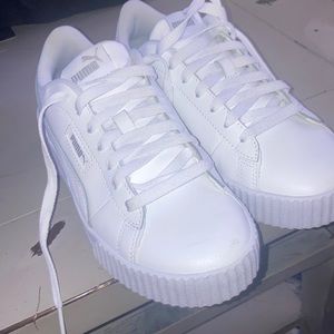 Women’s size 7.5 puma tennis shoes.